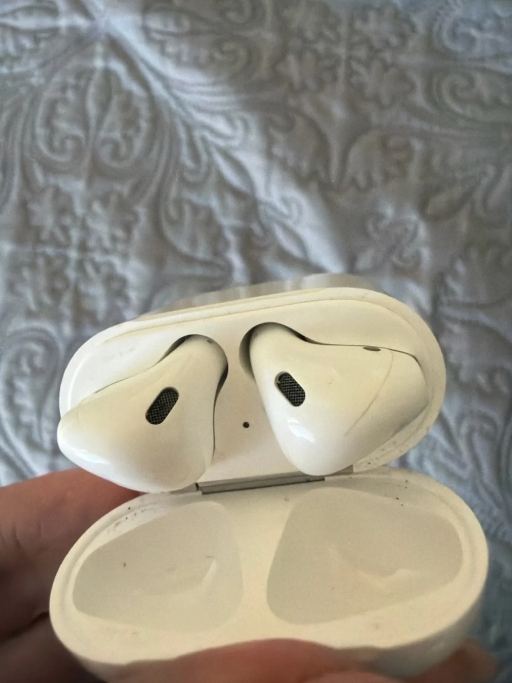 Apple AirPods (1st generation) - Picture 1 of 2